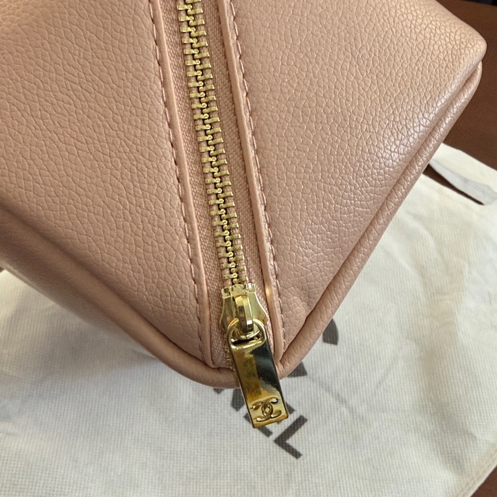 Last one CHANEL gwp Blush Pink Leather Vanity Cosmetic Case with Gold Hardware - Picture 3 of 8